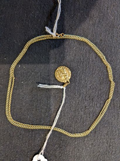 null Collier en or 750e (18k), composé d'une médaille religieuse représentant Sainte-Anne...