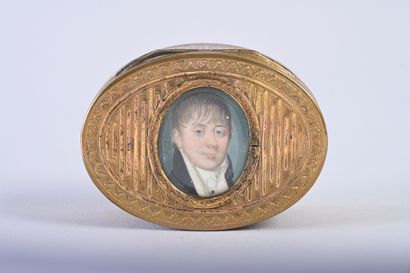null Oval snuffbox in pompon, with fluted decoration, bordered with friezes of water...
