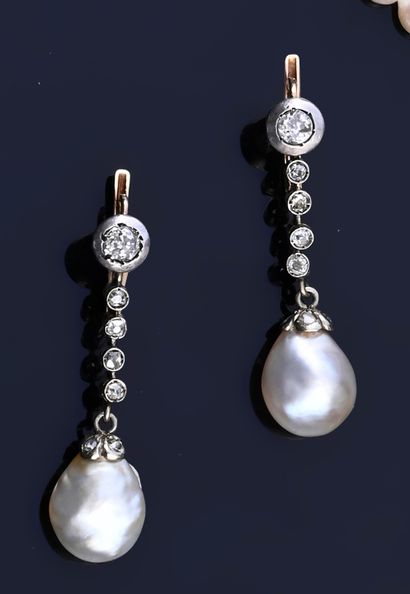 null Paire de pendants d'oreilles en or 18k 750e et argent 800, ornée d'une perle...