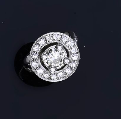 null Bague en or gris 18k 750e, ornée d'un diamant central demi-taille à quatre griffes...
