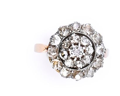 null Bague en or 750e (18K) et platine, stylisant une fleur ornée de diamants taille...