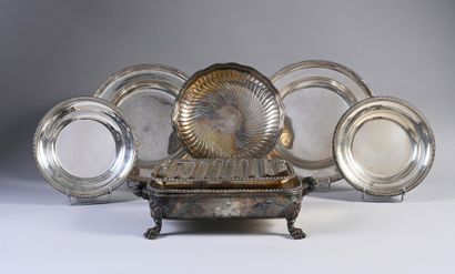 null Paire de plat circulaires en métal argenté de style
Louis XVI, la bordure ornée...