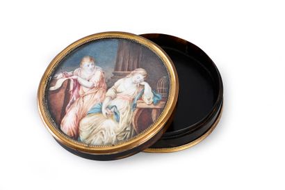 null Round box in brown tortoiseshell, mounted in gilded metal, the lid inlaid with...