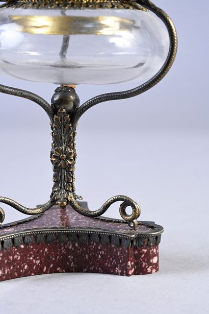 null Petite coupe en verre, cerclée de vermeil 800°°, les anses en vermeil stylisant...