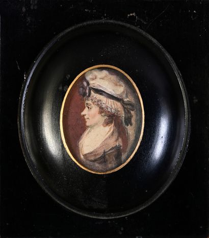 École française de la fin du XVIIIe siècle. Portrait miniature ovale peint à l'aquarelle...