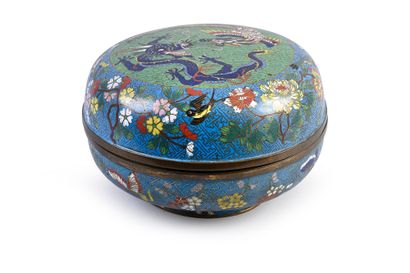 null Boite couverte en émaux cloisonnée de forme circulaire à décor de dragon et...