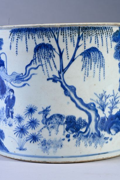 CHINE, Epoque Kangxi, XVIIIe siècle Porcelain "bitong" brush pot, cylindrical in...