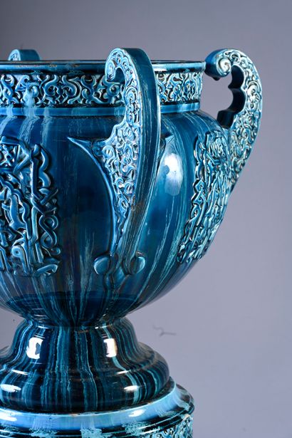 null Importante jardinière en faïence orientaliste. Elle se compose d'un grand vase...