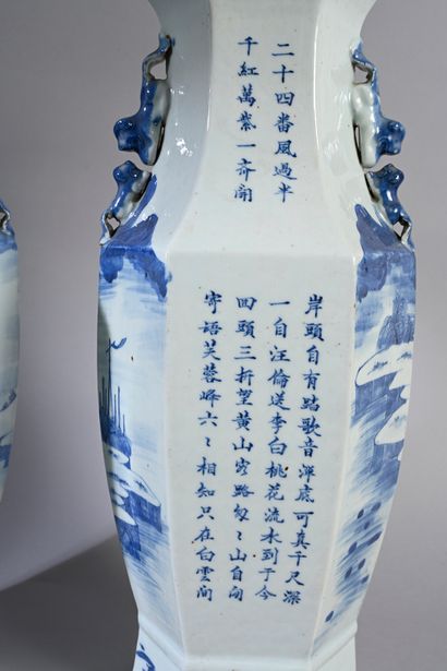 null Paire de vases octogonaux en porcelaine bleu blanc à décor de paysages montagneux...