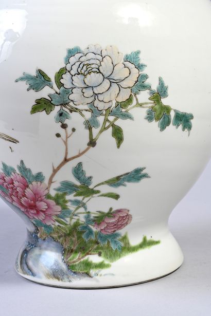 Chine Vase de forme balustre en porcelaine à décor de grue et fleurs de prunus. Marque...