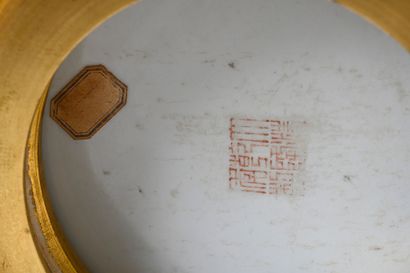 null Vase en porcelaine de la famille rose, marque à six caractères Qianlong en cachet...