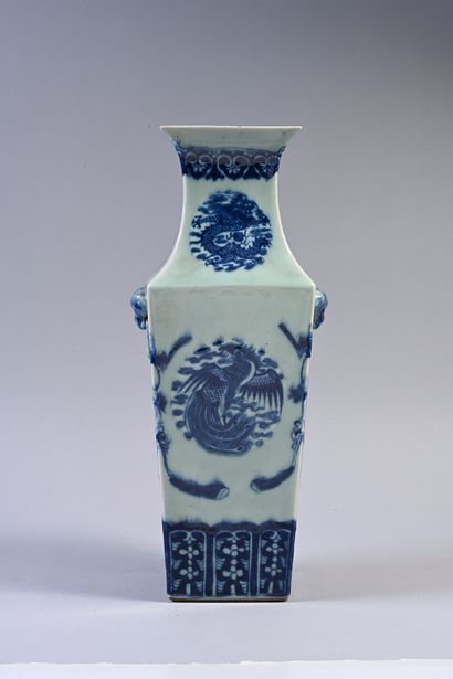 null Vase quadrangulaire en porcelaine à décor de dragon et phénix bleu sur un fond...