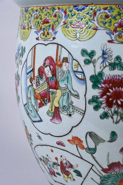 null Vasque en porcelaine de la famille rose à décor polychrome de scènes de palais.
Chine,...