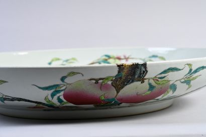 CHINE, Marque et époque Guangxu, XIXe siècle Important plat à paroi arrondie en porcelaine...
