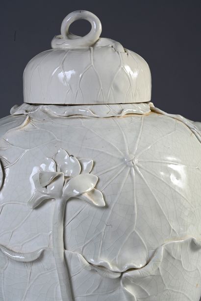 CHINE, XXe siècle Pot couvert en céramique à engobe blanche présentant sur la panse...
