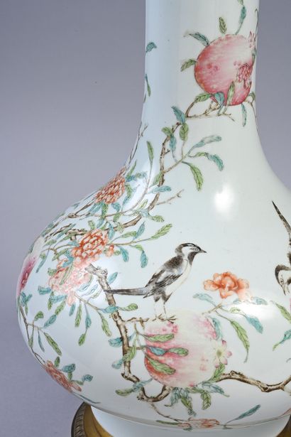 null Vase en porcelaine de la famille rose, marque à six caractères Qianlong en cachet...