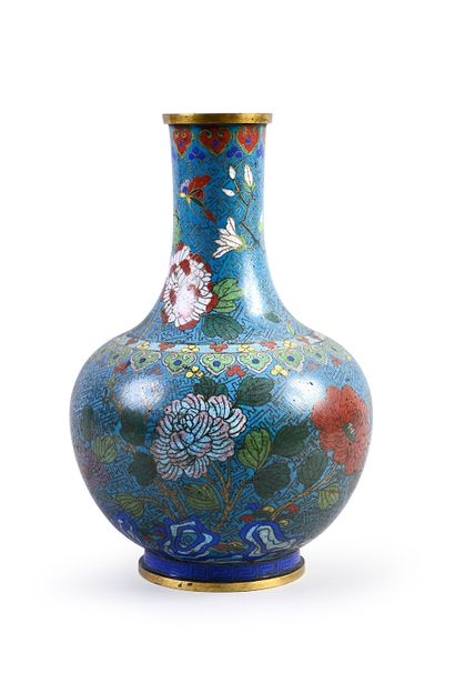 null Vase en émaux cloisonné à décor de branches fleuries d'iris sur fond turquoise.
Chine...