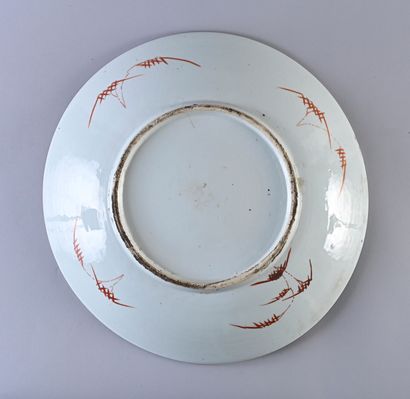 CHINE, XIXe siècle Élégant plat en porcelaine émaillée polychrome, présentant un...