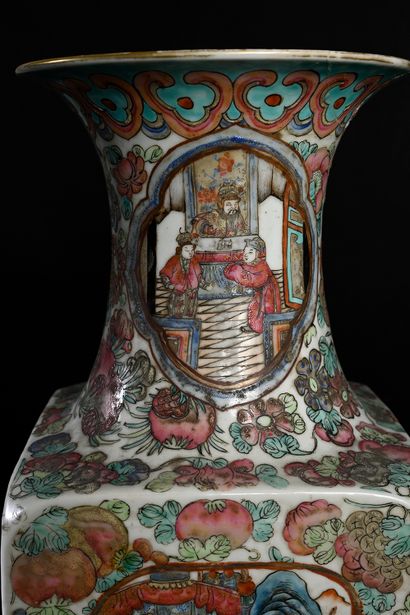 null Pair of large Canton porcelain vases, decorated with warriors scene.
China 19th...