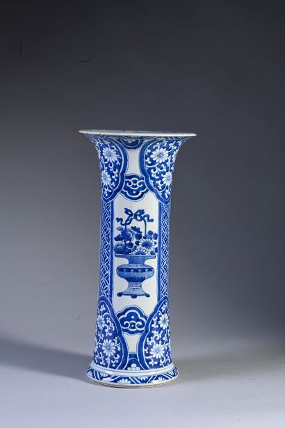 CHINE, Epoque Kangxi, XVIIIe siècle Vase rouleau à base élargie et col évasé, faisant...