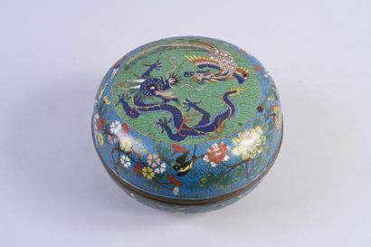 Covered box in cloisonné enamels of circular...
