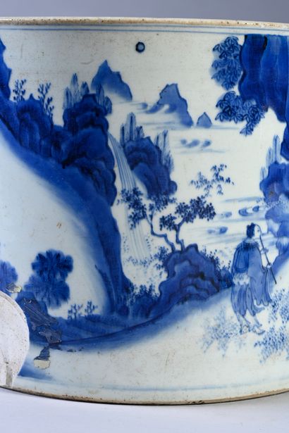 CHINE, Epoque Kangxi, XVIIIe siècle Pot à pinceaux dit « bitong » en porcelaine,...