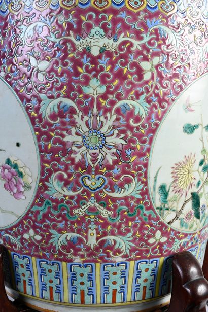 null Grande vasque en porcelaine de la famille rose sur fond rouge àdécor d'oiseaux...