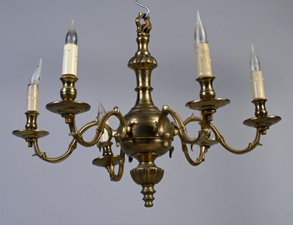 null Gilded bronze chandelier with six arms of lights joined by a central baluster.
Louis...