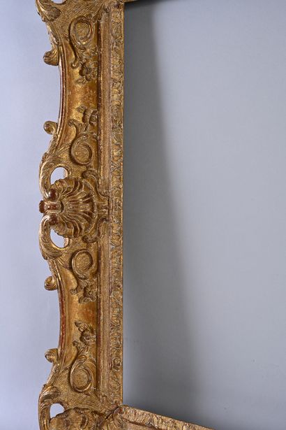 null Très beau cadre en bois doré, sculpté et ajouré à décor de coquilles, feuillages,...