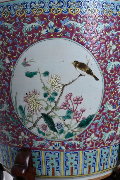 null Grande vasque en porcelaine de la famille rose sur fond rouge àdécor d'oiseaux...