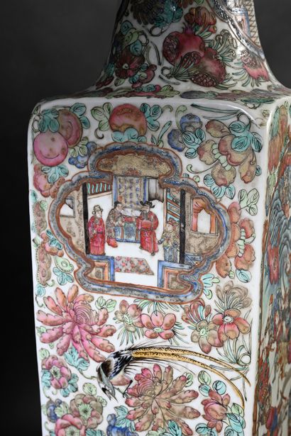 null Paire de grand vases Canton en porcelaine, à décor de scène de guerriers.
Chine...
