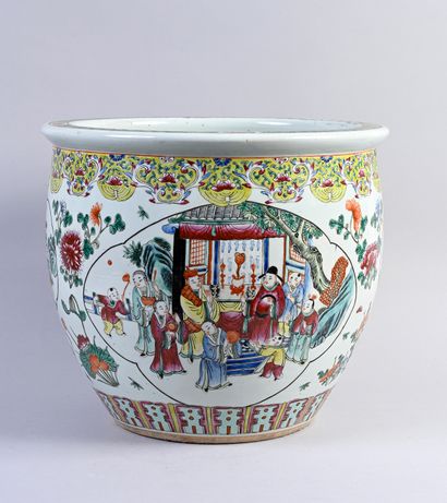 null Vasque en porcelaine de la famille rose à décor polychrome de scènes de palais.
Chine,...