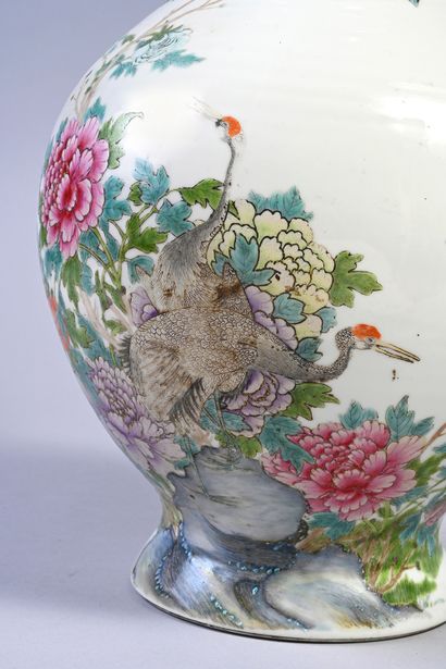 Chine Vase of baluster form out of porcelain with decoration of crane and flowers...