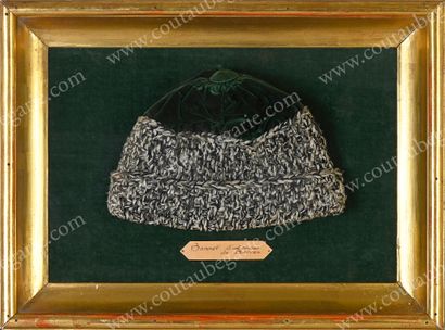 null BARRAS Paul (1755-1829).
Bonnet d'intérieur, à revers tricoté en laine grise...