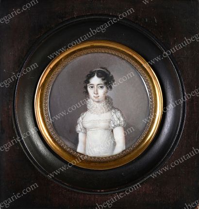 ÉCOLE FRANÇAISE DU XIXe SIÈCLE. Portrait d'une jeune fille portant une robe blanche.
Miniature...