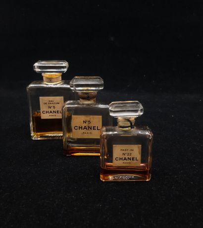 null Lot de trois flacons modèles "Carré Malévitch" avec leur étiquette, parfums...
