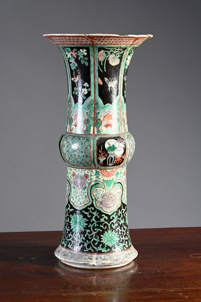 Vase GU en porcelaine de Chine à décor d'émaux...