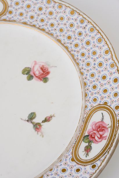 null Assiette en porcelaine de Sèvres du XVIIIe siècle
Marques en manganèse aux deux...