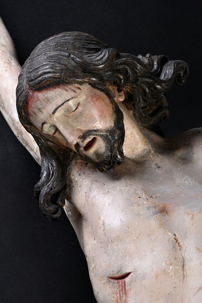 null Christ en peuplier sculpté en ronde-bosse et polychromé. Tête inclinée sur l'épaule...