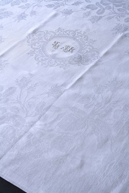 null Sumptuous table service, two tablecloths and twenty-four napkins damask with...