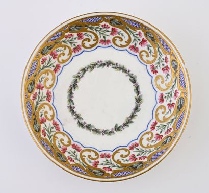 null Sous-tasse en porcelaine de Sèvres du XVIIIe siècle
Marques en manganèse aux...