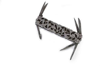 null Wrought iron penknife with openwork decoration of foliage with eight blades.
18th...