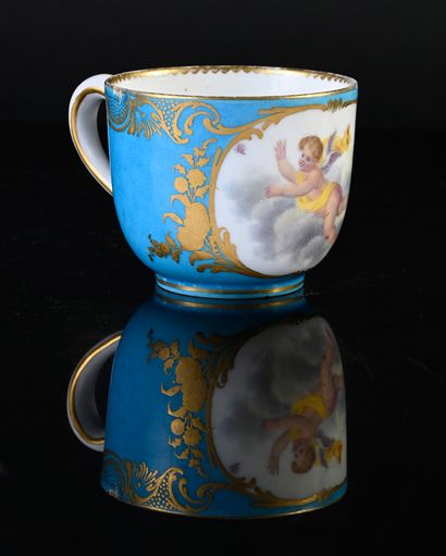 null Gobelet « Bouillard » (1ere grandeur) en porcelaine de Sèvres du XVIIIe siècle,...