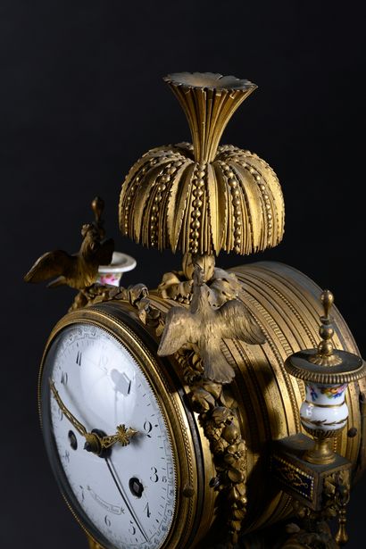 null Clock with sphynges in chased and gilded bronze, porcelain of Paris, enamels...