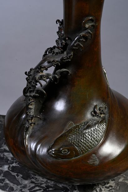 Japon Paire de vases en bronze à cols évasés à décor de carpes et de vagues sur le...
