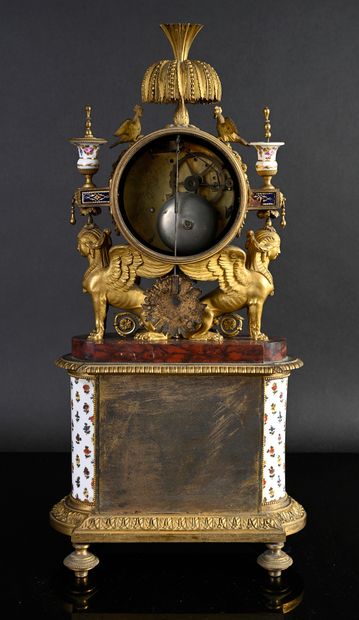 null Clock with sphynges in chased and gilded bronze, porcelain of Paris, enamels...