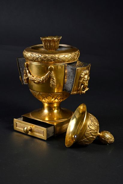 null Ecritoire en bronze ciselé et doré stylisant un vase à l'antique. Le couvercle...
