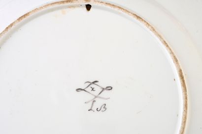 null Assiette en porcelaine de Sèvres du XVIIIe siècle
Marques en manganèse aux deux...
