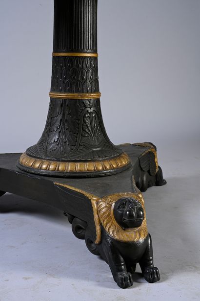 null Important pedestal table in carved oak, with a central fluted shaft with rings...
