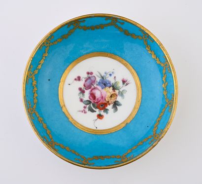 null Sous-tasse en porcelaine de Sèvres du XVIIIe siècle
Marque en bleu aux deux...